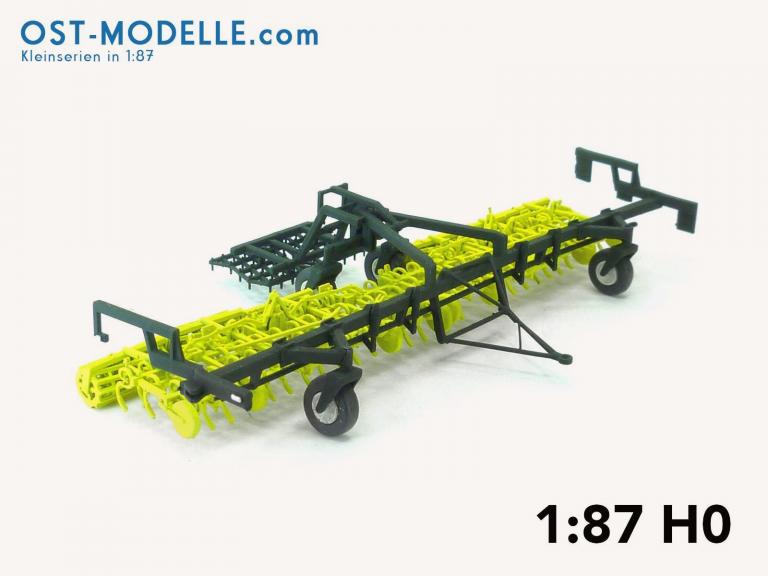 Koppelwagen T890 A01 Bodenbearbeitung 2 Feingrubber B231 mit Stabkrümmlern Arbeitsstellung gelb